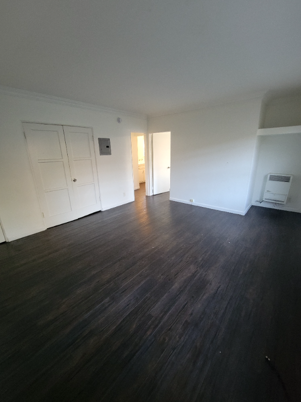 Los Angeles Apartment: 5932 Melrose Ave