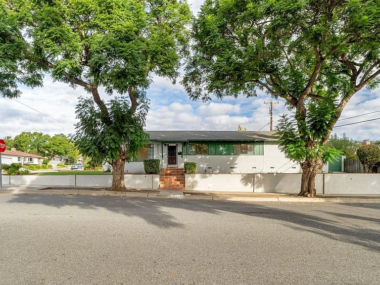 Ventura House: 5651 N Bryn Mawr St