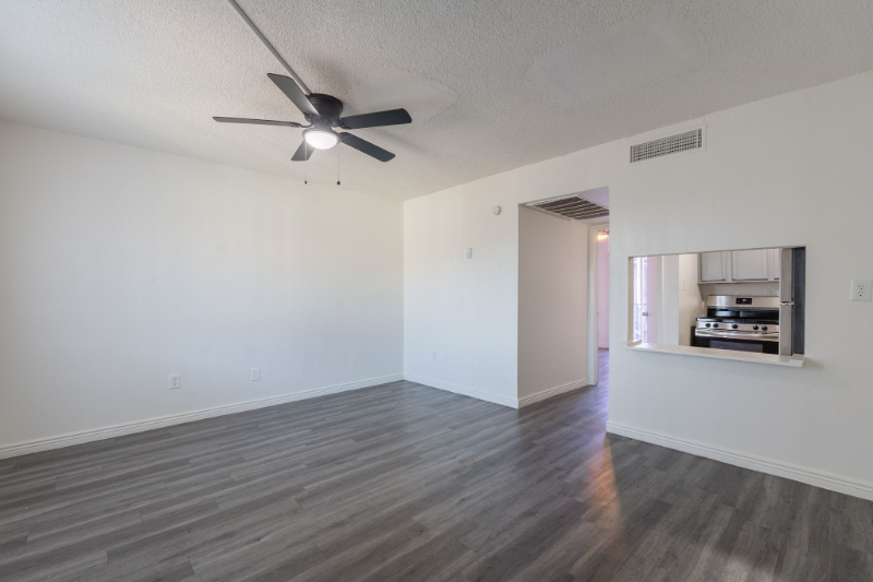 Phoenix Apartment: 3222 W. Indian School Rd
