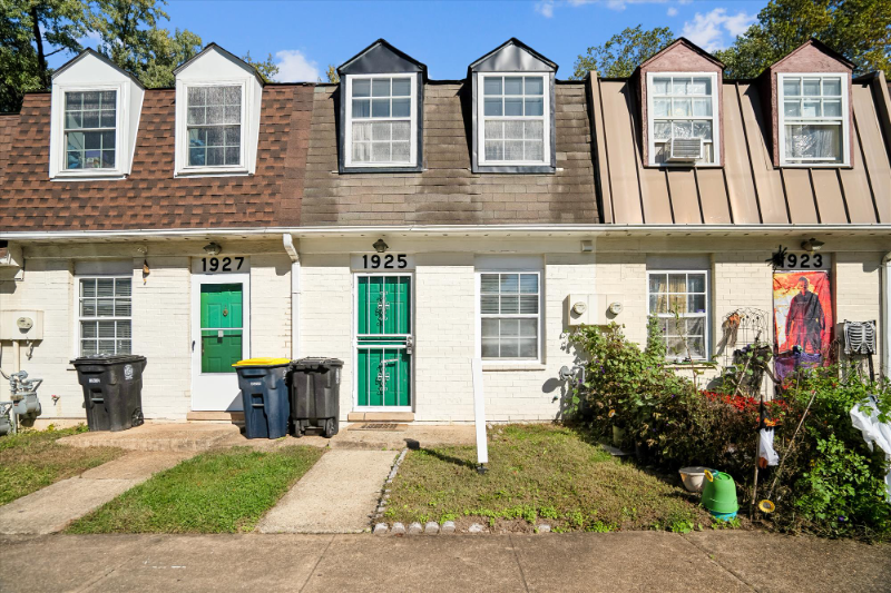 Landover Townhome: 1925 Dutch Village Drive