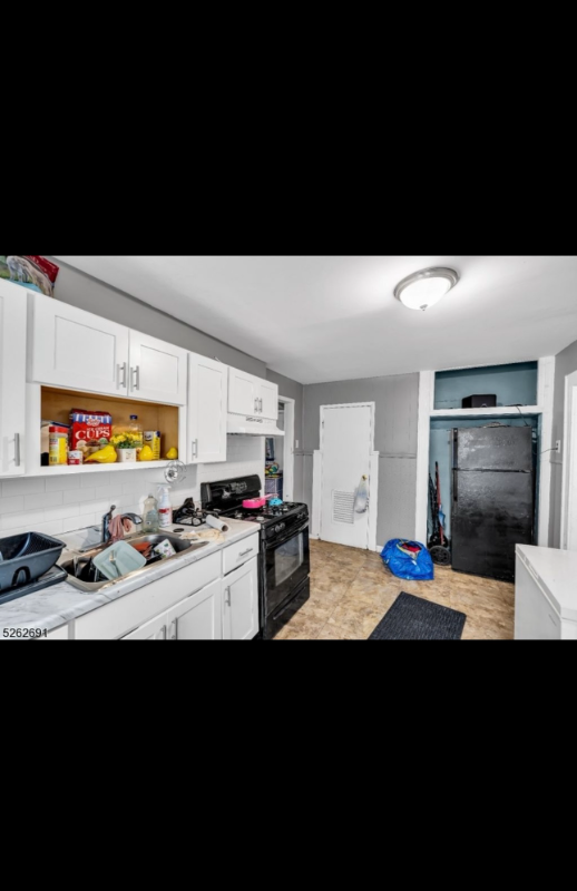 NEWARK Multiplex: 8 EDMONDS PL