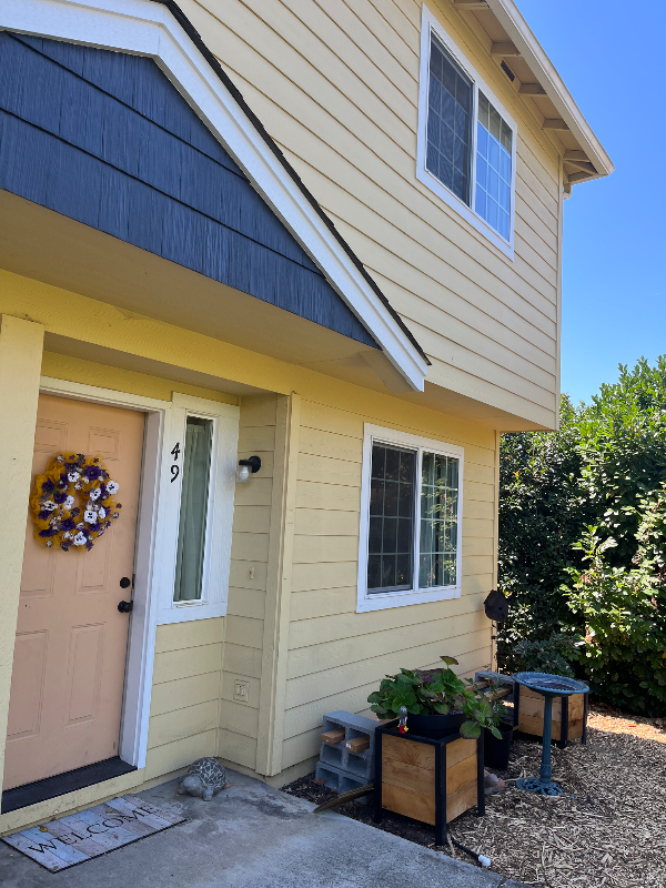 Medford Townhome: 2030 Brookhurst St