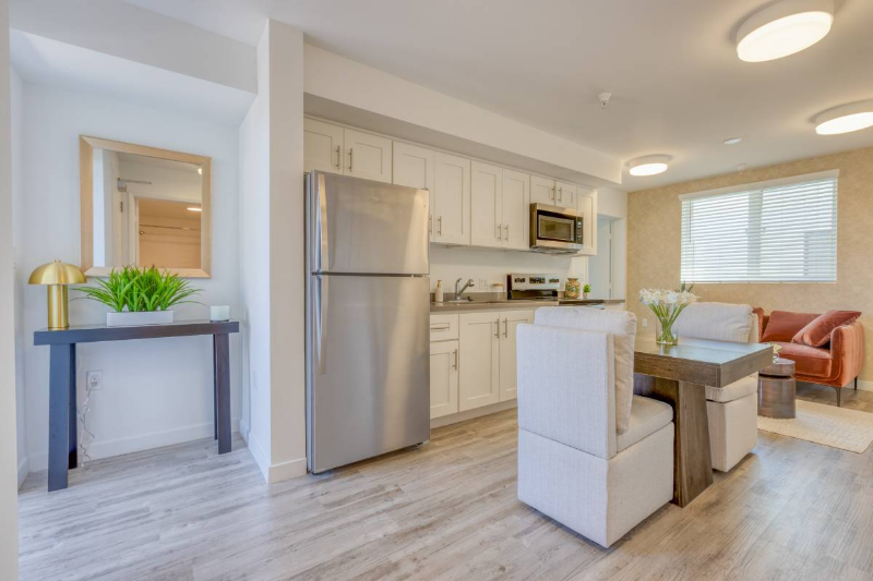 Los Angeles Apartment: 5300 Crenshaw Blvd