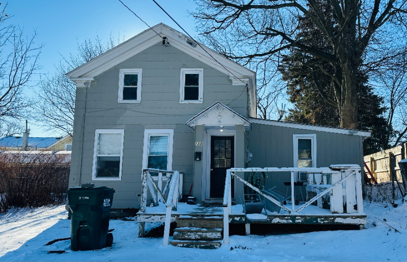 Oswego House: 122 W Oneida St