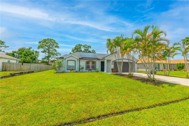 Port St. Lucie House: 556 SW Buswell Avenue