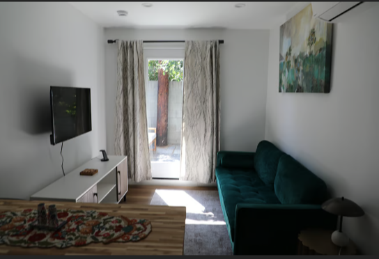 Los Angeles House: 3751 Hillcrest Dr