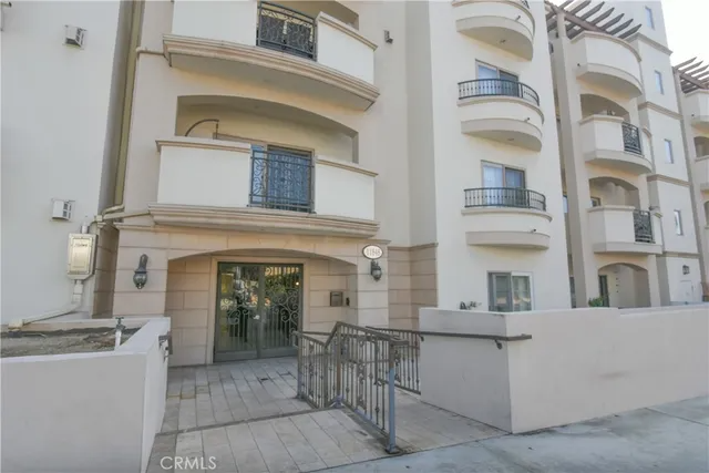 Brentwood Apartment: 11848 Kiowa Ave