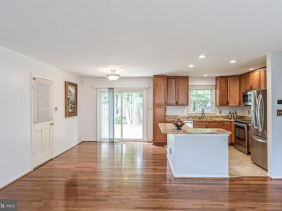 Lakemoor House: 614 Wildwood Ln