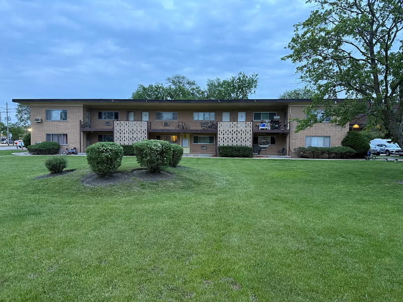 Des Plaines Apartment: 2555 E Ballard