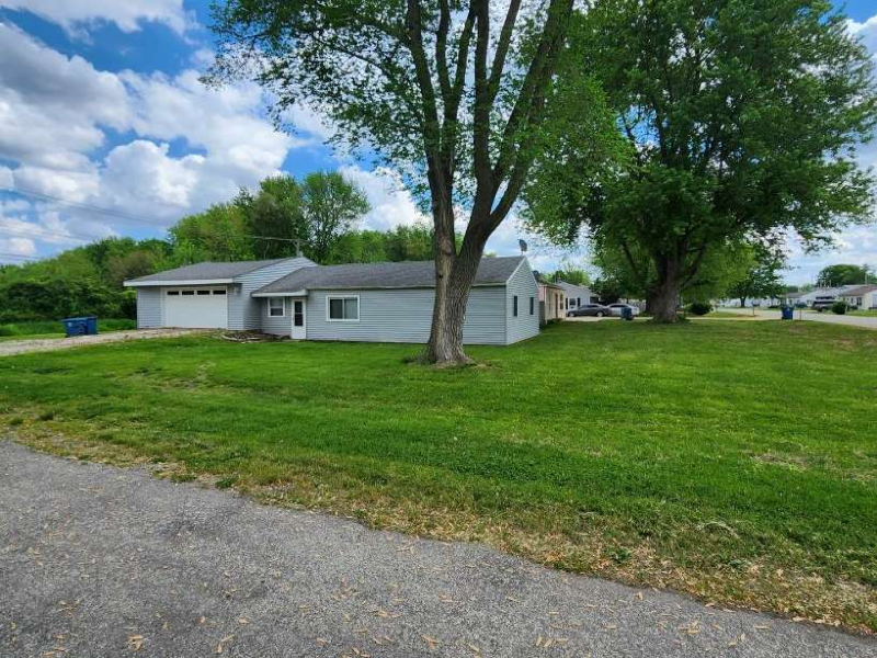 East Moline House: 16905 10th Avenue N.