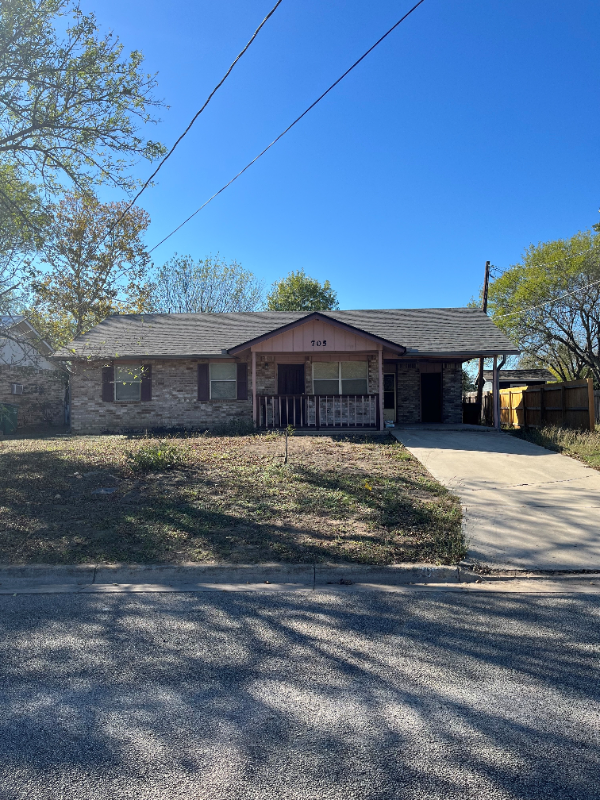 Lockhart House: 705 Guadalimar St