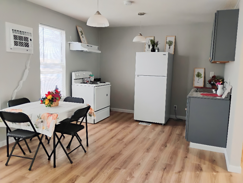 Marshall House: 777 E Yerby St