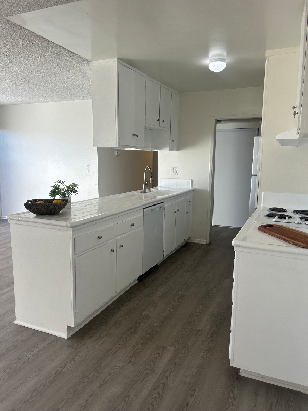 Chatsworth Apartment: 10200 De Soto Ave