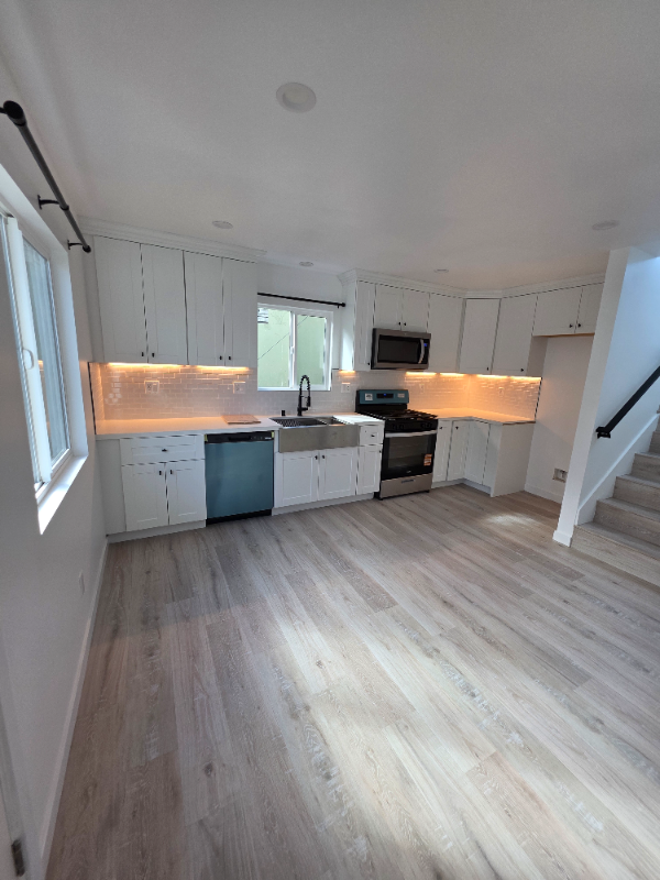 Long Beach House: 2895 Canal Avenue