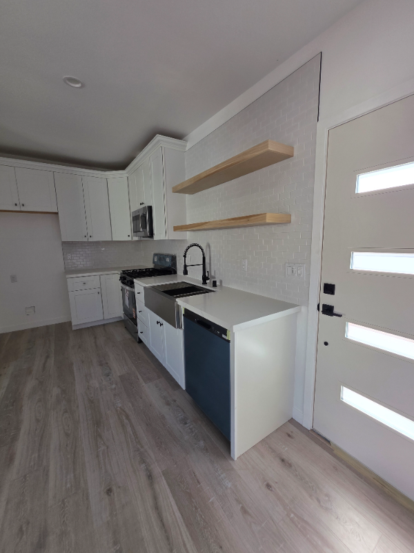 Long Beach House: 2895 1/2 Canal Avenue