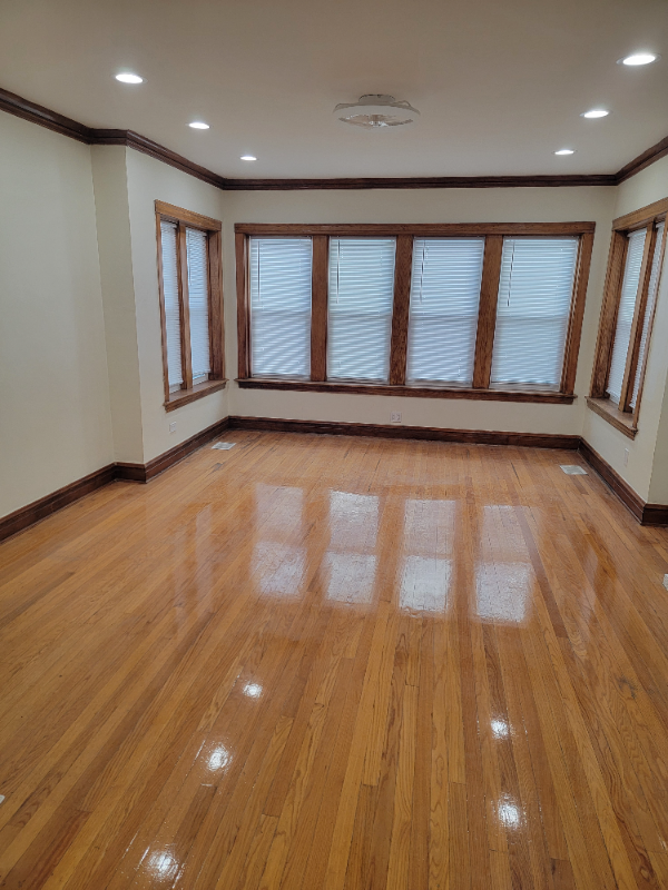 Chicago House: 4830 W Oakdale Ave