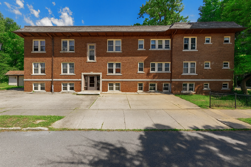 Akron Apartment: 172 S Portage Path