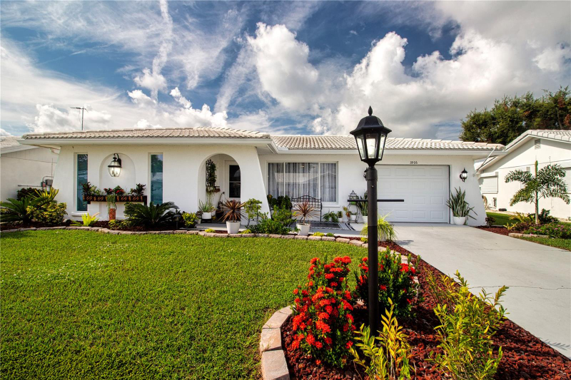 Bradenton House: 3906 CHINABERRY RD
