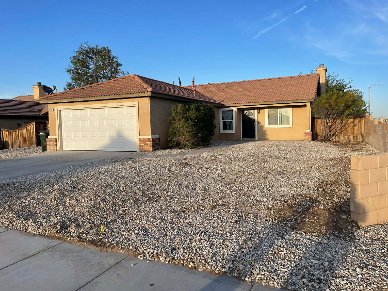 Adelanto House: 14513 palm st