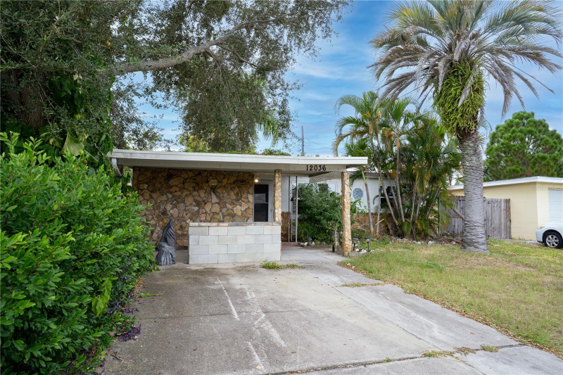 Largo House: 12036 105TH ST N