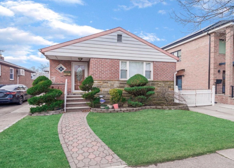 Bayside House: 5852 208 st