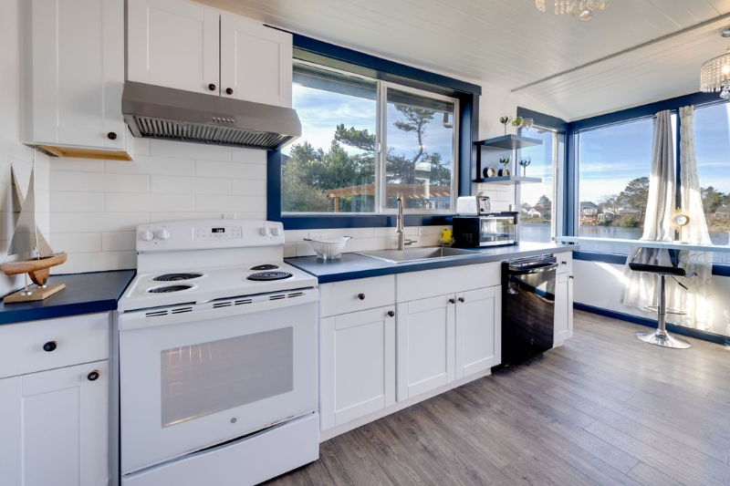 Seaside House: 400 S holladay Dr