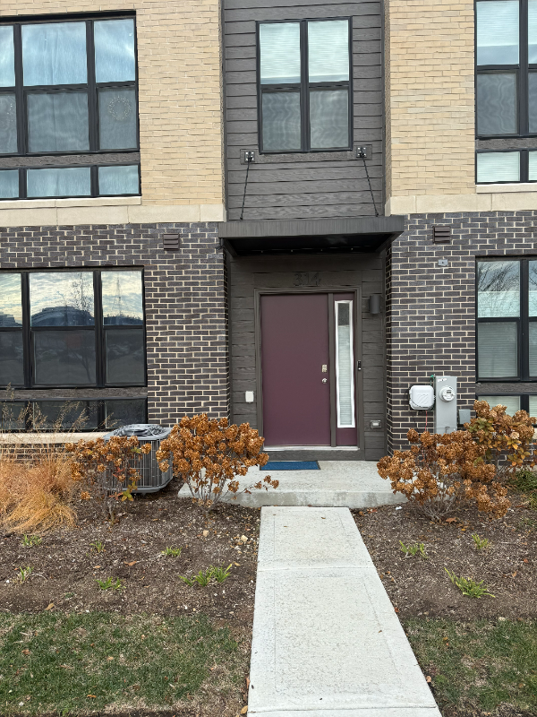 Lombard Townhome: 314 Summit Circle