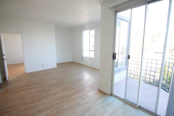 West Hollywood Apartment: 884 Palm Ave