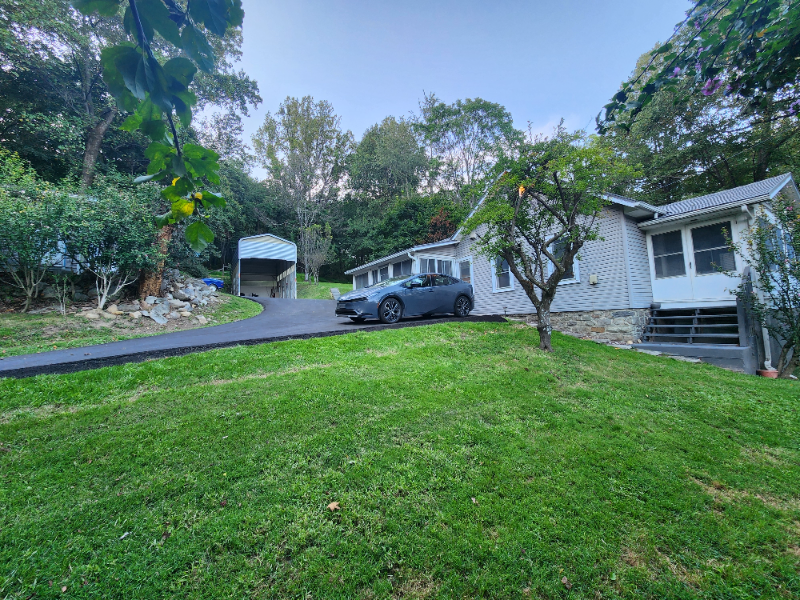 Blue Ridge Summit House: 15215 Charmian Road