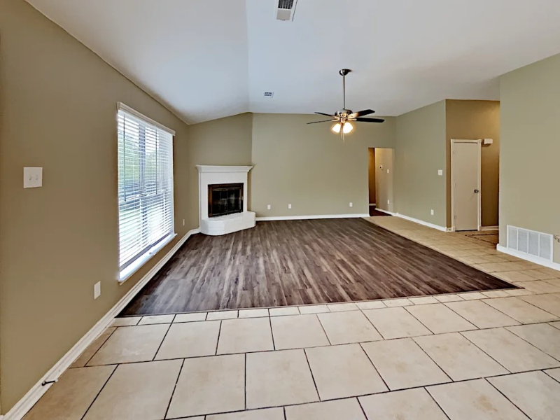 Arlington House: 807 W lonesome dove trl