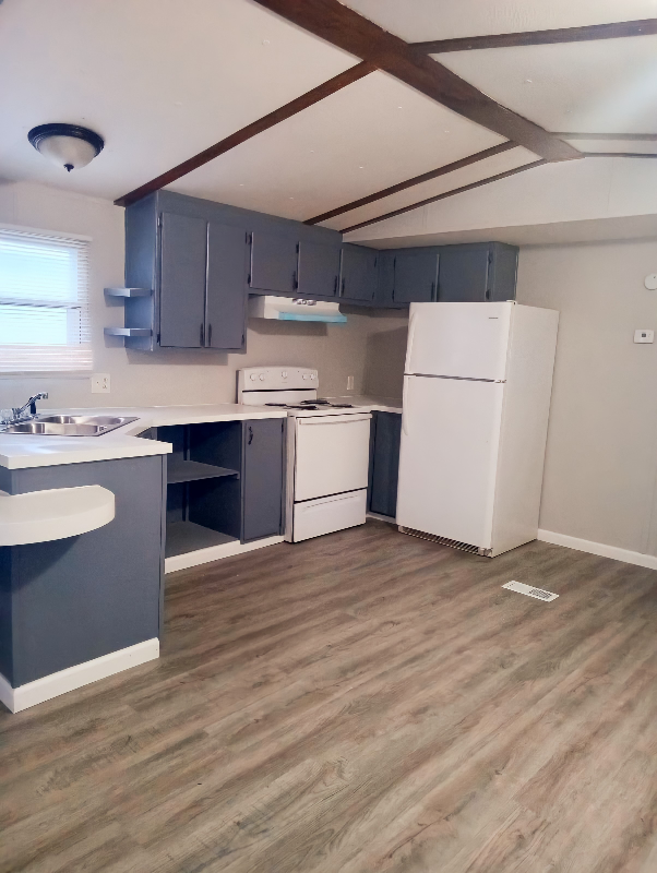 Marshall House: 777 E Yerby St