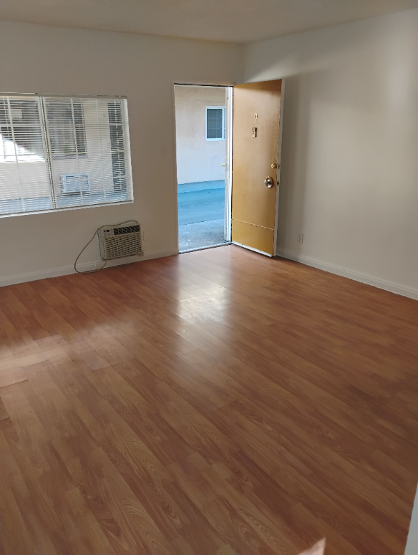 Van Nuys Apartment: 14129 Vanowen Street