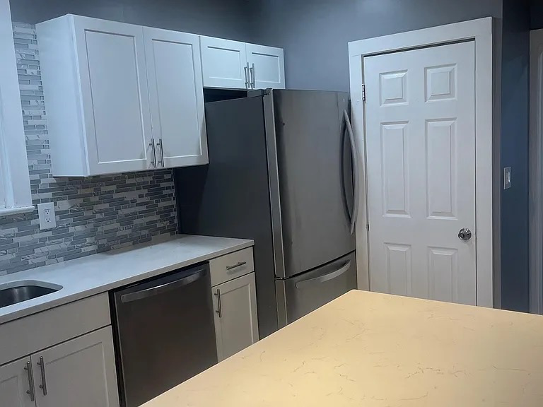 Clifton Apartment: 35 Lincoln Pl ,