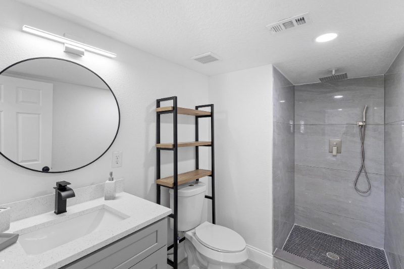 Oviedo House: 1824 Lake St