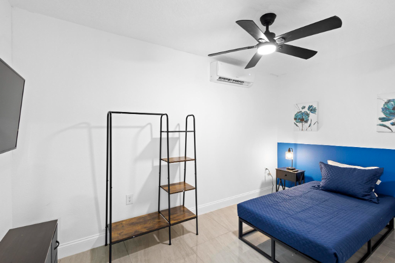 Oviedo House: 1824 Lake St