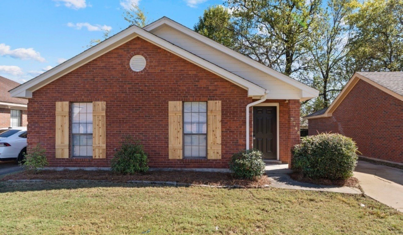 Montgomery House: 2744 Country Brook Drive