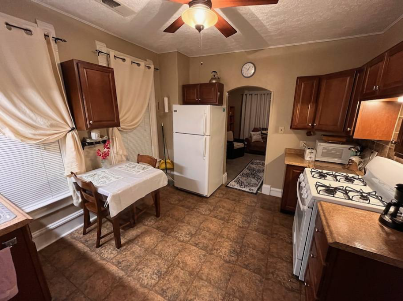 Davenport Apartment: 2002 1/2 W 4th St