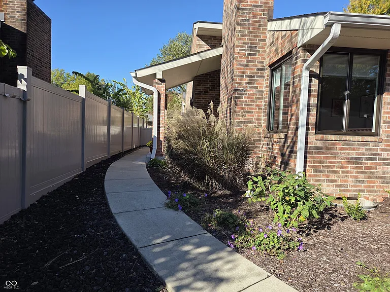 Columbus Condo: 943 Mockernut Ct