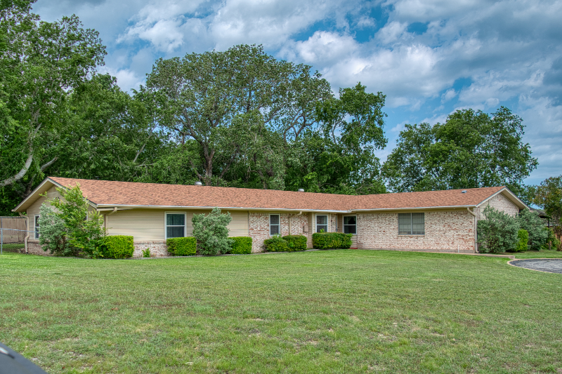 Gatesville House: 203 Mesa Drive