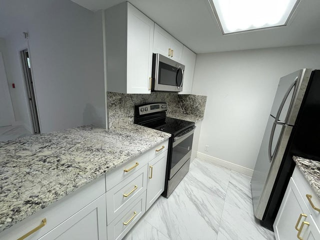 West Palm Beach Condo: 616 Executive Center Drive 102