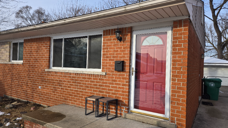 Garden City House: 30994 Dover