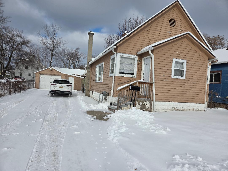 Saginaw House: 1009 N. Webster