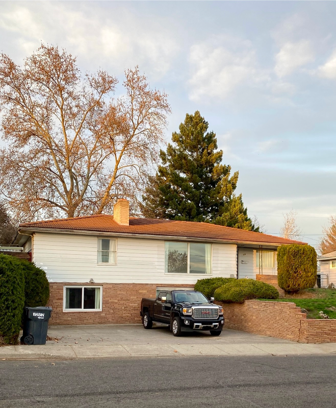 College Place House: 535 SE Scenic View Dr