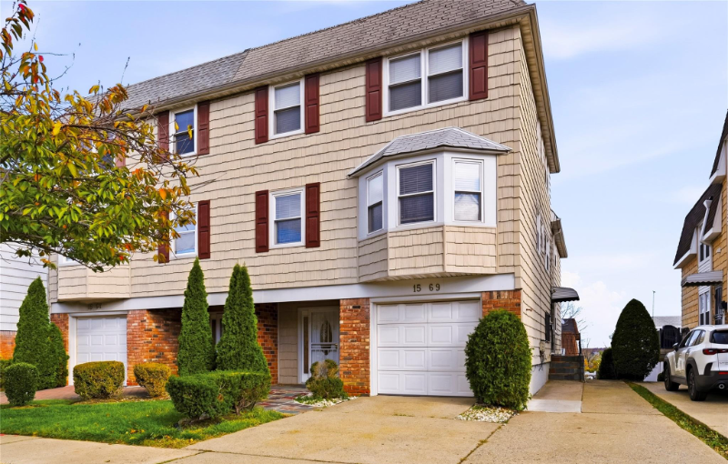 bayside House: 1569 215 st