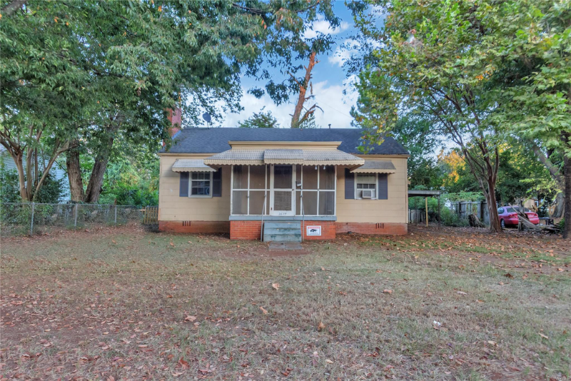 Montgomery House: 2614 Skyline Ave