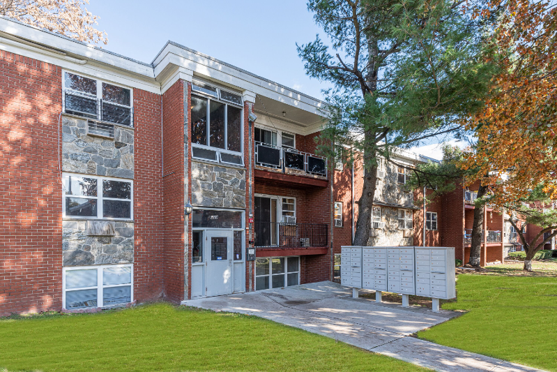 Orange Apartment: 363 Park Ave