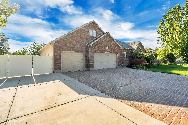 South Jordan House: 10369 S 2840 W