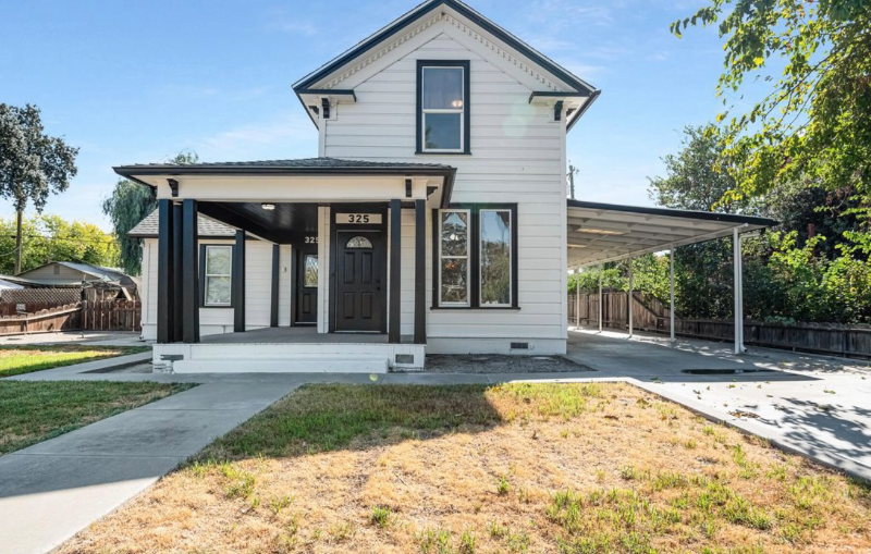 Lemoore Townhome: 325 W Bush St