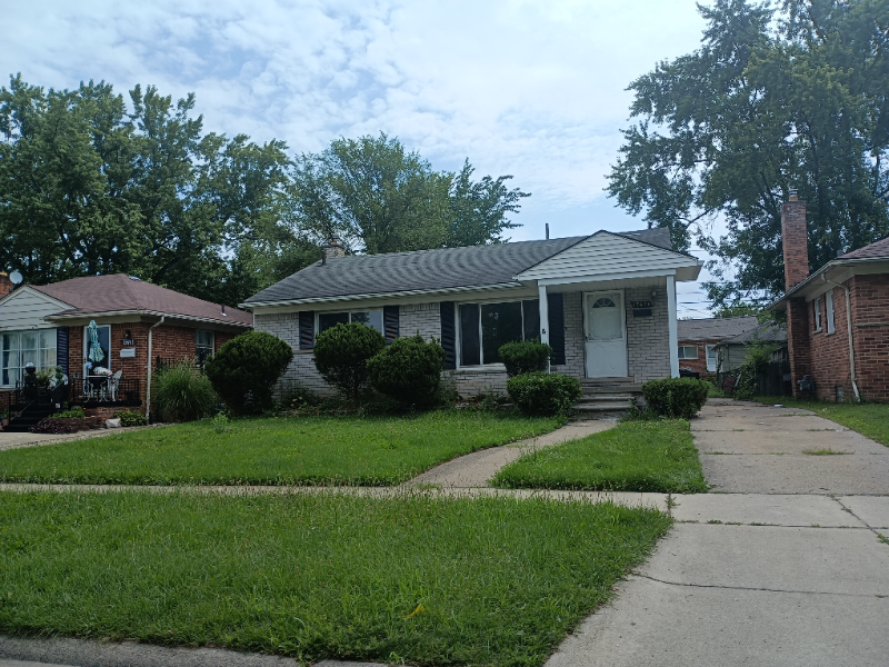 Redford Charter Twp House: 17676 Glenmore