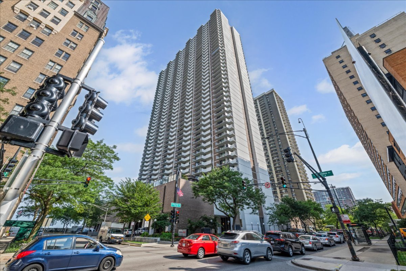 Chicago Condo: 6033 N. Sheridan Rd.